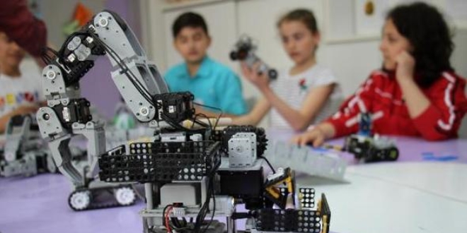 Robotlarıyla yarışan genç mucitler ödüllerini aldı