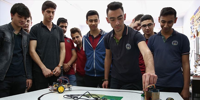 'Öğrencilerimiz mezun olmadan iş teklifi alıyor'