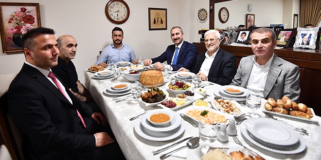 Bakan Gül, şehit Savcı Kiraz'ın ailesiyle iftar yaptı