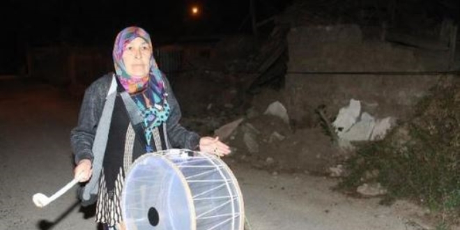 Bu mahallenin davulcusu 5 çocuklu 'sevgi abla'