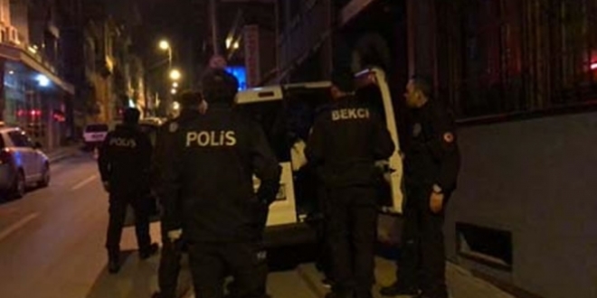 Maskeli soyguncuyu gece bekçileri yakaladı