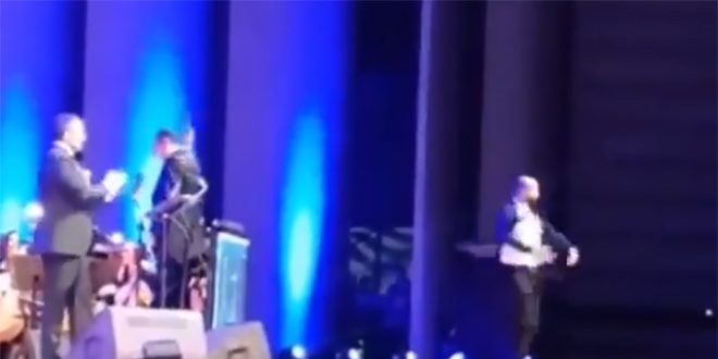 Genel Müdür tenor, müdür balet olunca, ortaya bu görüntü çıktı