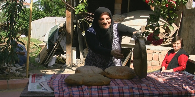 Elinin hamuruyla ekmeğini 'taş fırın'dan çıkarıyor