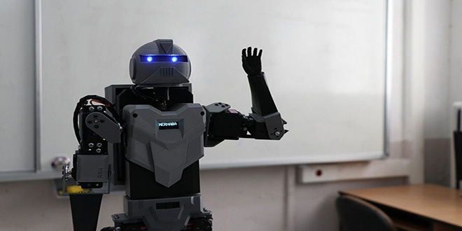 Liselilerden konuşup yürüyebilen robot: Paşa