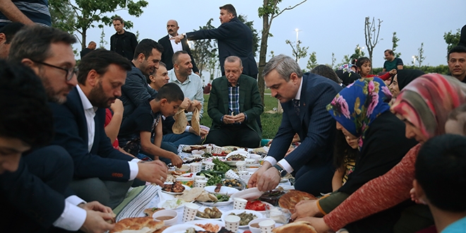 Erdoan, sahilde vatandalarla iftar yapt