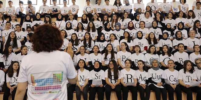 Elementleri şarkı söyleyerek öğreniyorlar