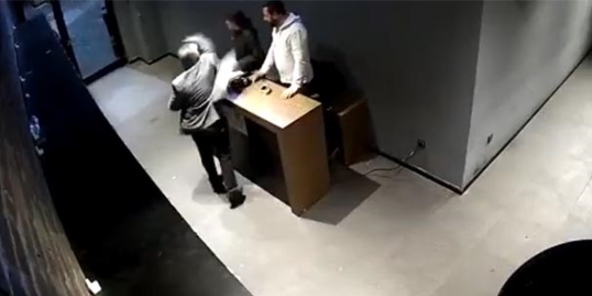 Patrondan çalışanlarına 'ayağa kalkmadın' dayağı