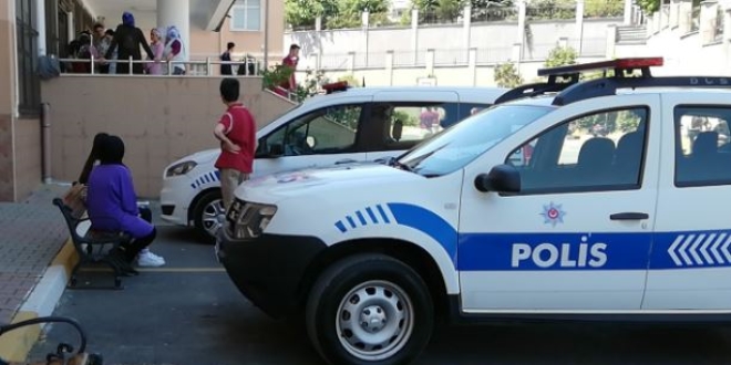 Devamsızlık yüzünden okulu birbirine kattı