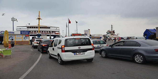 Çanakkale iskelelerinde tatilci yoğunluğu başladı