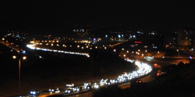 Tatil yolunda araç kuyruğu 30 kilometreye ulaştı