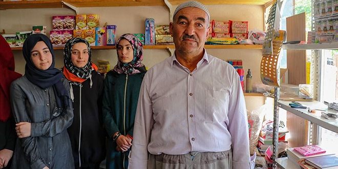 Harçlıklarıyla ihtiyaç sahiplerinin borcunu sildirdiler