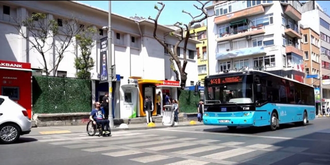 Yaya geçidinde engelliye de 'yol yok'
