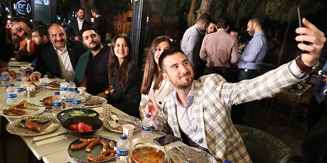 Bakan Varank sahurda gençlerle buluştu