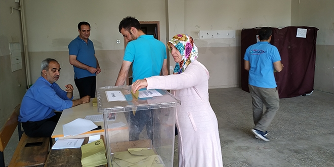 Kazada ölen muhtarın yerine eşi seçildi