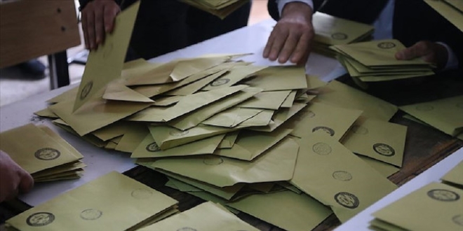AK Parti'de teşkilata tatil yok