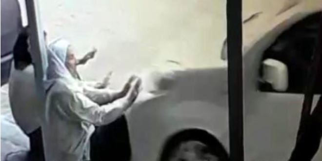 Direksiyon eğitimindeki kadın sürücü kaldırımda iki kadını böyle ezdi
