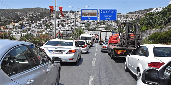 Turizm merkezlerinde bayram yoğunluğu yaşanıyor