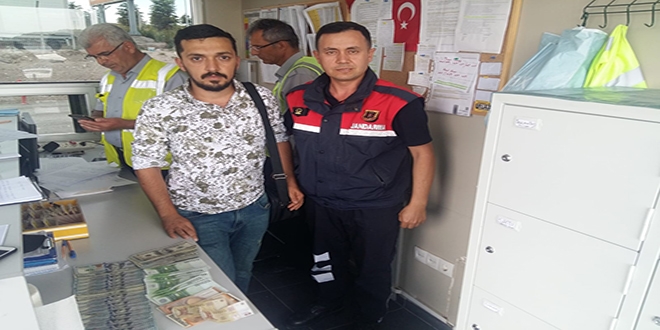 Yanlışlıkla çöpe atılan dövizleri jandarma buldu