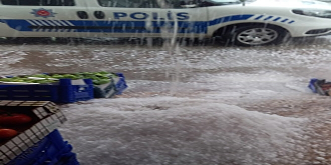 Ceviz büyüklüğünde dolu yağdı
