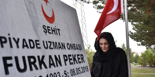 Şehit eşinin mezarına, 'bayram Şekeri' bıraktı