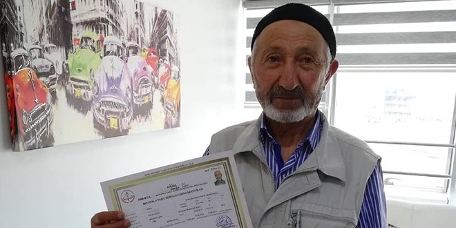 Azmetti 76 yaşında ehliyet aldı