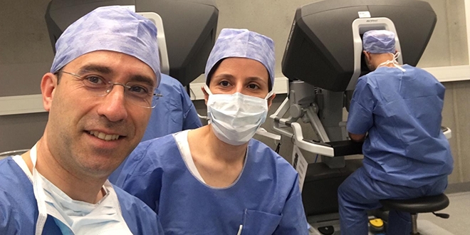 İki Türk doktor, cerrahlara robotik cerrahi öğretiyor