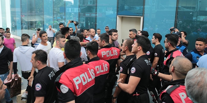 Bursa'da 'seyyar' gerginliği: 2 kamu görevlisi yaralı