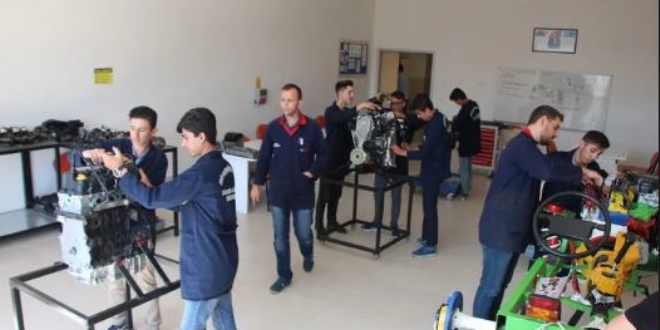 Tamirciliği okulda öğreniyorlar