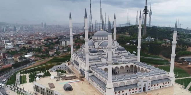 Cumhurbaşkanı, bayram namazını kılacağı Çamlıca Camii'ne giriş yaptı