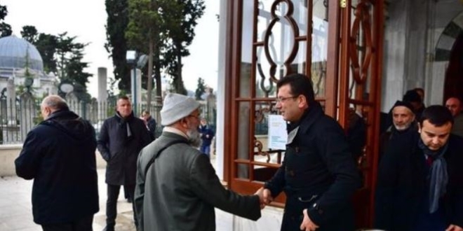 Ekrem İmamoğlu, bayram namazını Fatih Camii'nde kıldı
