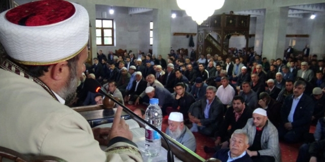 Kars'ta bayram namazında camiler doldu