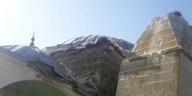 Kars'ta camiye yıldırım düştü, minare yıkıldı