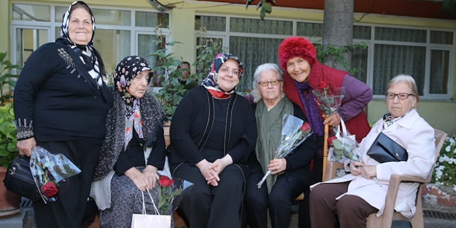 Bakan Selçuk huzurevi sakinleriyle bayramlaştı