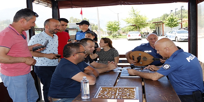 Polislerden bayram kutlaması: Ut eşliğinde bayram şekeri