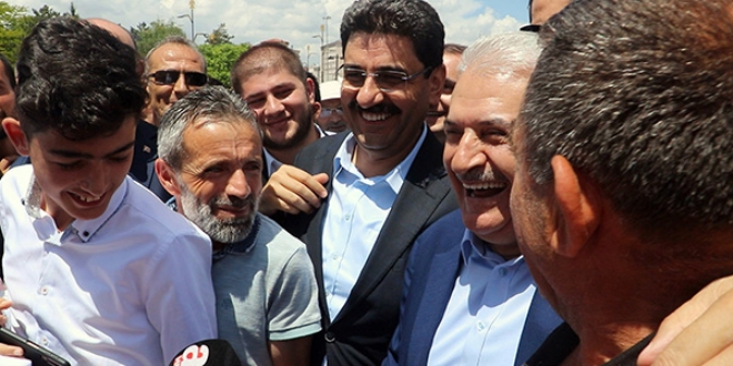Binali Yıldırım adaşıyla karşılaştı, esprileri peş peşe sıraladı