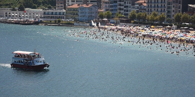 Amasra'ya bir günde nüfusunun 10 katı tatilci geldi