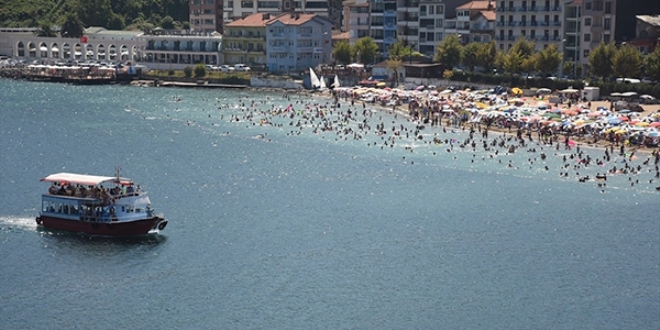 Amasra'ya bir gnde nfusunun 10 kat tatilci geldi