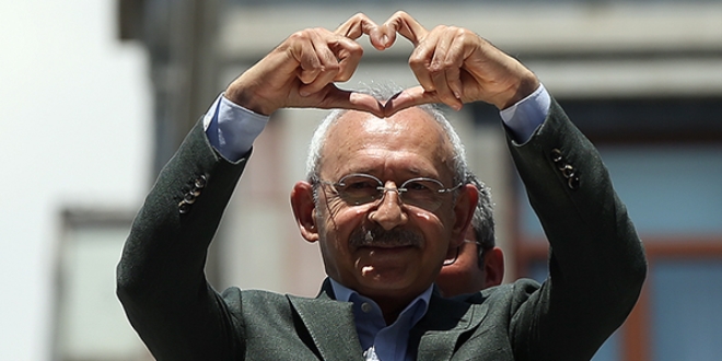 'Cumhuriyeti demokrasi ile taçlandırmak zorundayız'