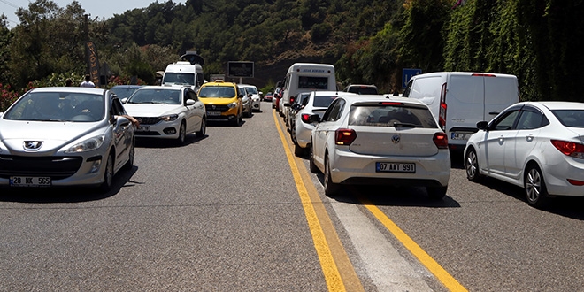Ölüdeniz'e binlerce araç geldi, yol trafiğe kapandı