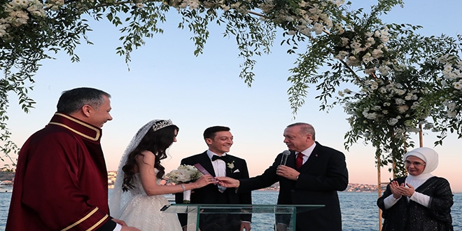 Cumhurbaşkanı Erdoğan, Mesut Özil'in nikah şahidi oldu