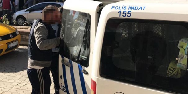 Polis tacizciyi linçten son anda kurtardı