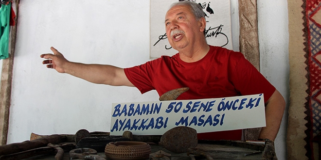 Emekli öğretmen tarihe ışık tutmaya devam ediyor