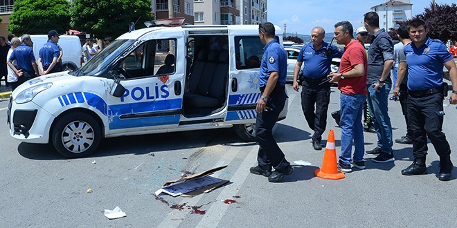 Ehliyetsiz sürücü polis aracına çarptı: 2 yaralı