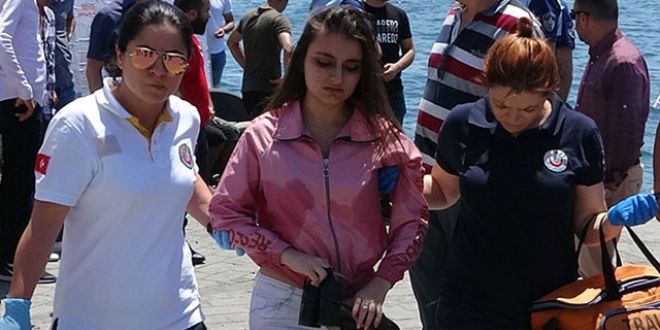 Denize düşen genç kadını, asker kurtardı