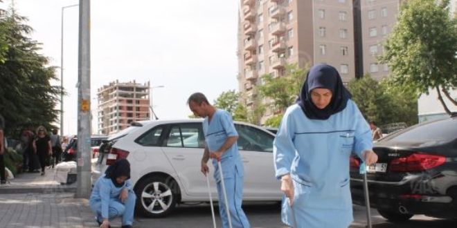 Sağlık çalışanları sokakları temizledi