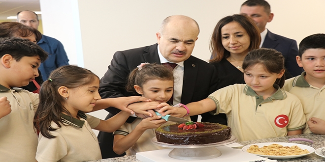 Öğrenciler atölyelerde hayata hazırlanıyor