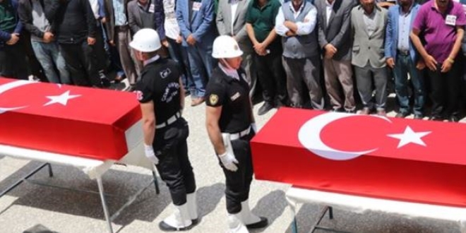 PKK'nın katlettiği yol yapım işçileri toprağa verildi