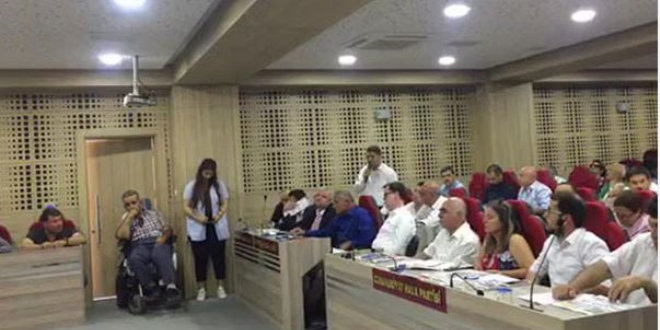 Başkan, meclis üyesini salondan atmak istedi