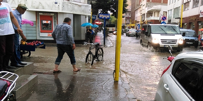 Ödemiş'i sağanak vurdu: Araçlar sürüklendi, tarım alanlarını su bastı