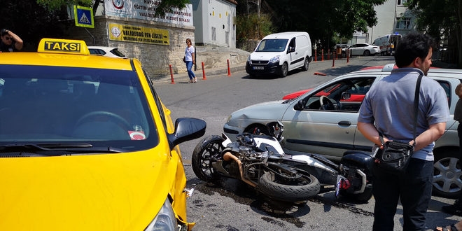 Taksiyle çapışan motosikletli polisin ayağı kırıldı